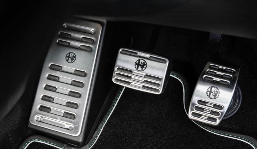 Детали интерьера Alfa Romeo Giulietta Quadrifoglio Verde (940) 2015 года  (AU) (фото 1 из 24)